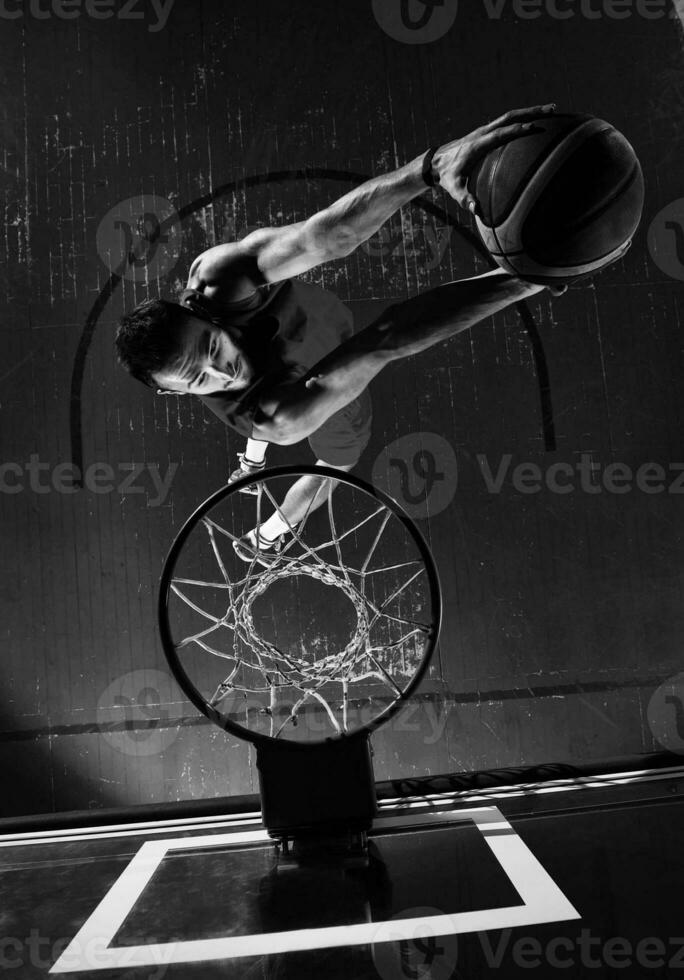 jugador de baloncesto en acción foto