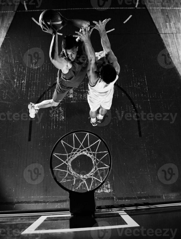 jugador de baloncesto en acción foto