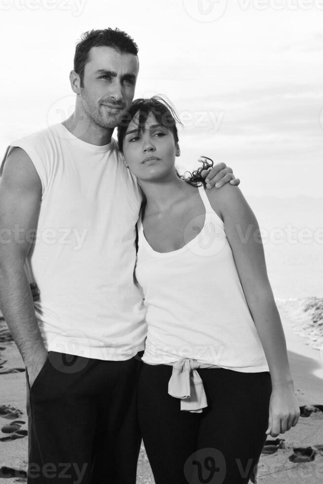 feliz pareja joven divertirse en la hermosa playa foto