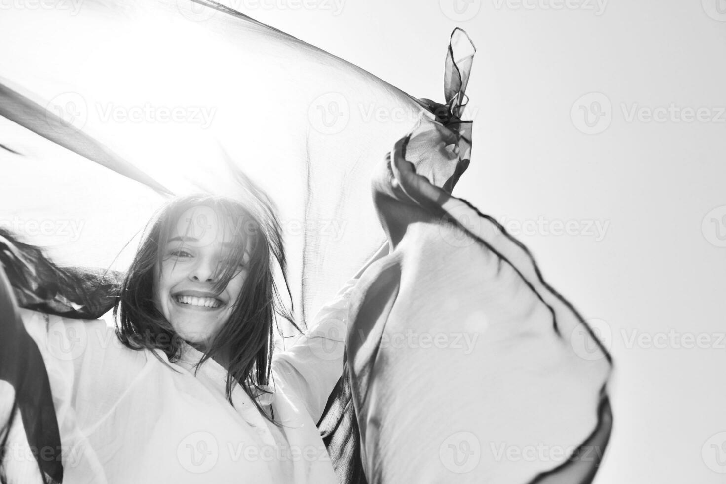 mujer joven relajarse en la playa foto