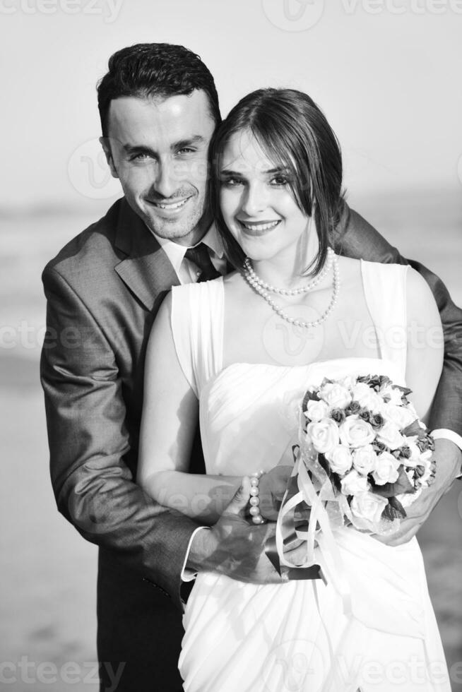 boda romántica en la playa al atardecer foto