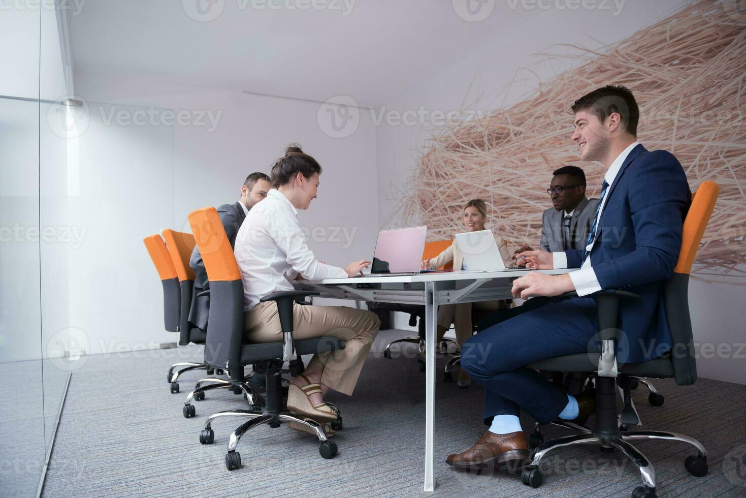 grupo de personas de negocios en la oficina foto