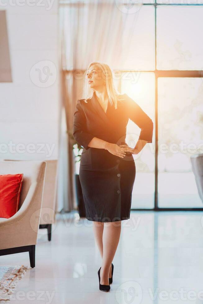 retrato de un mayor mujer de negocios en un moderno corporación. selectivo atención foto