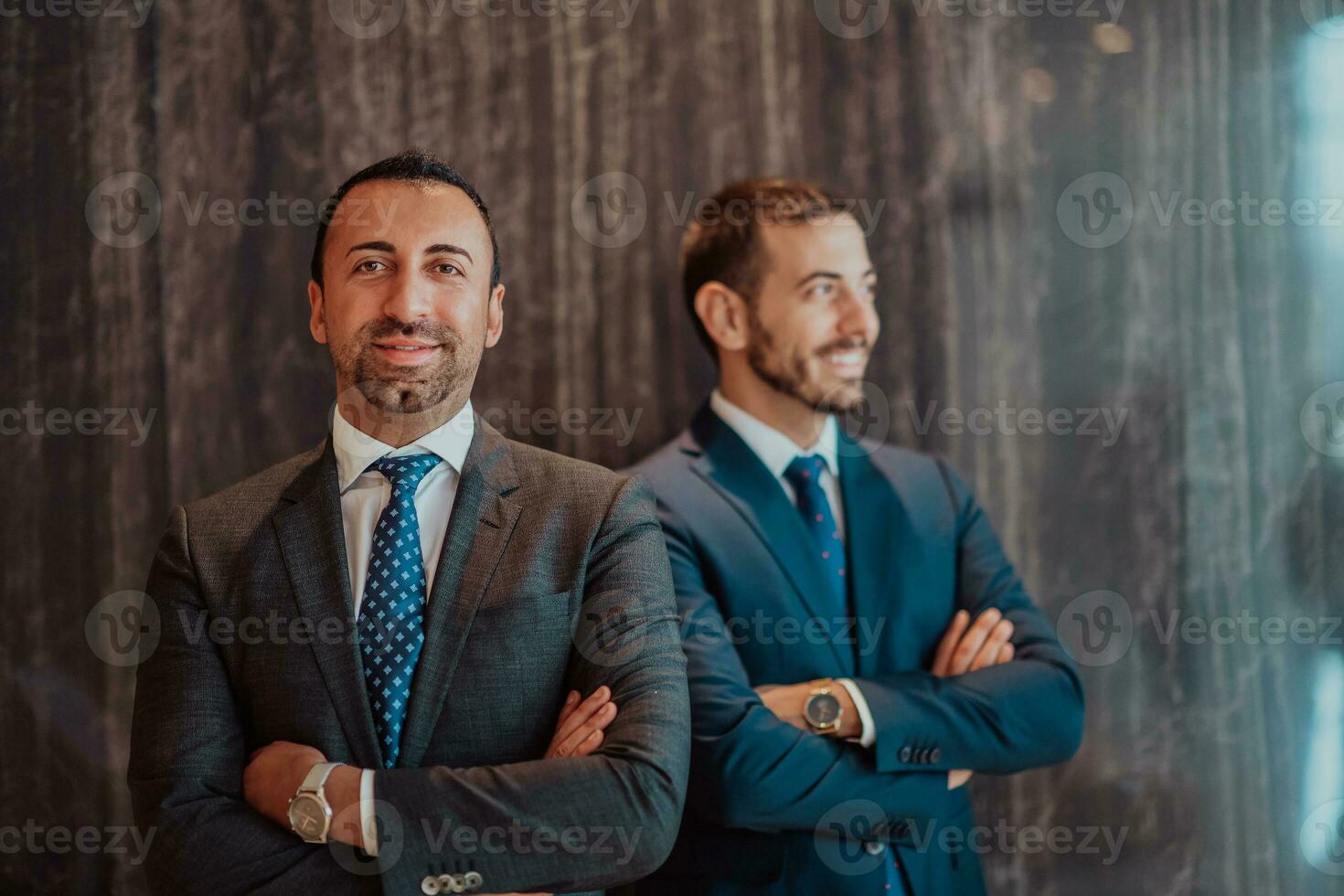 retrato de dos empresario en un traje con su brazos cruzado en un moderno oficina edificio. selectivo atención foto