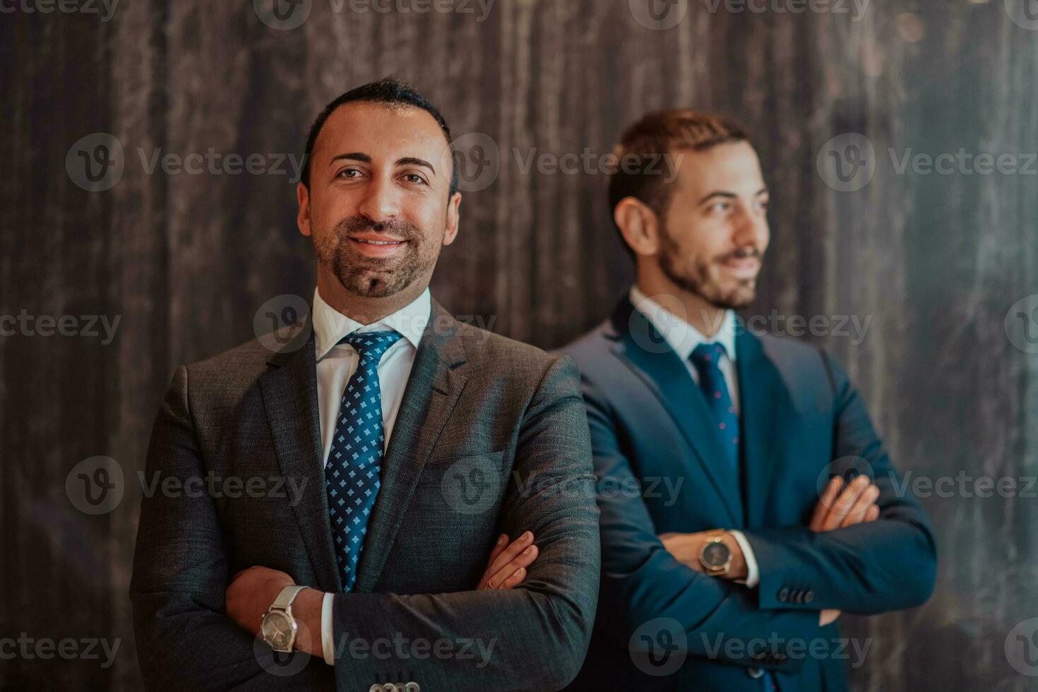 retrato de dos empresario en un traje con su brazos cruzado en un moderno oficina edificio. selectivo atención foto