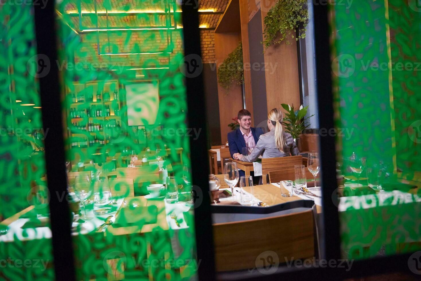 pareja de negocios cenando foto