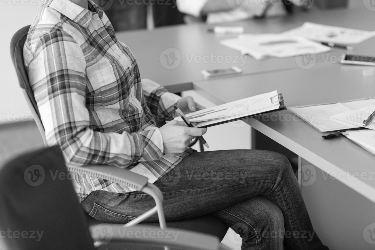 primer plano de las manos del hombre de negocios escribiendo en la computadora portátil con el equipo en la reunión en segundo plano foto