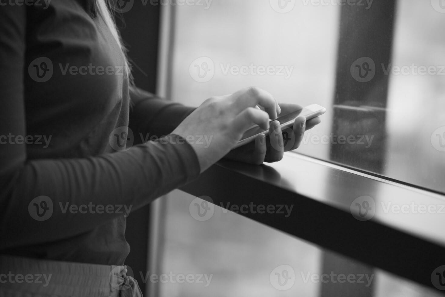 mujer de negocios usando un teléfono inteligente en la oficina foto