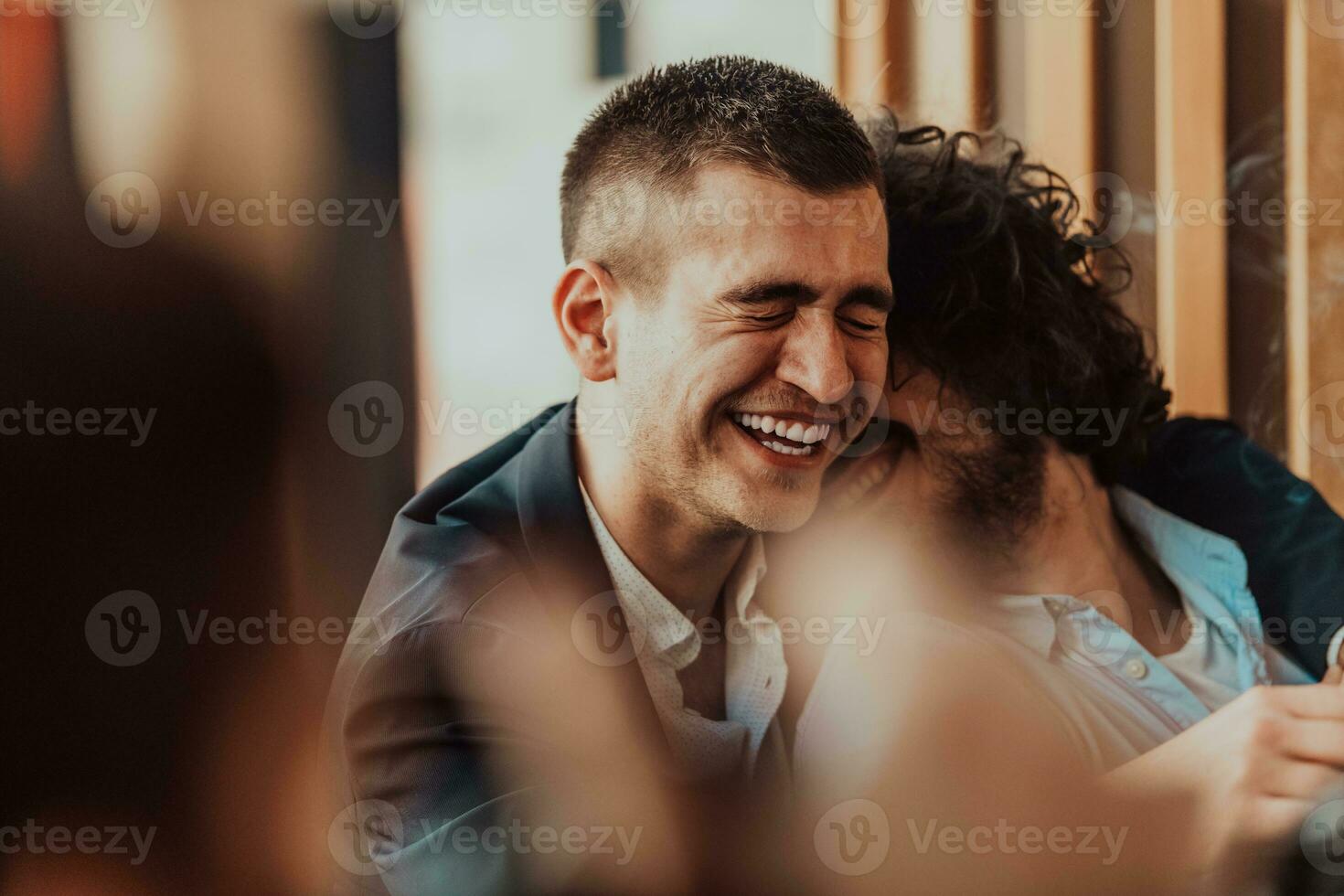 retrato de una pareja masculina romántica lgbt gay diversa multiétnica abrazándose y mostrando su amor foto