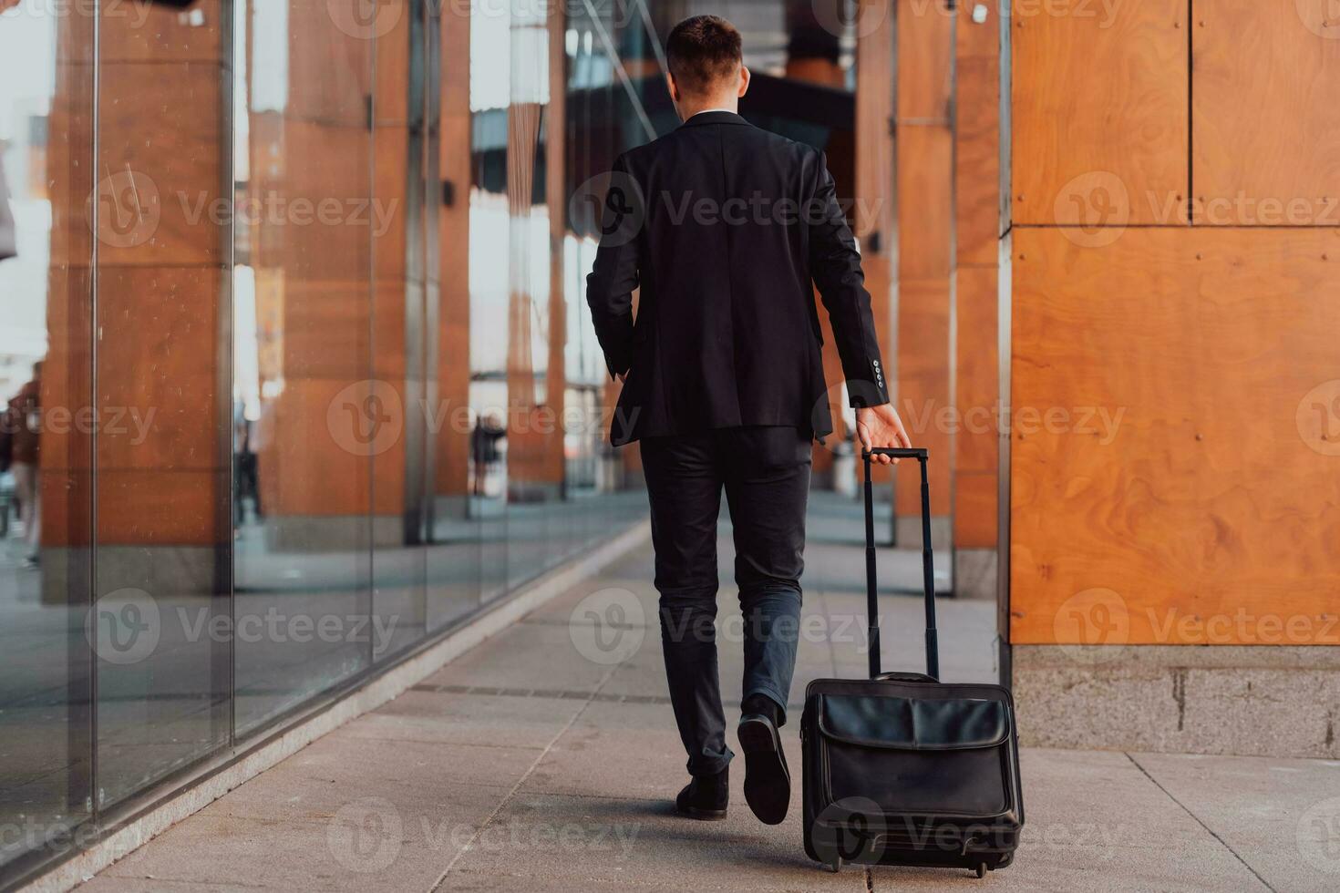 hombre de negocios se va de viaje de negocios foto