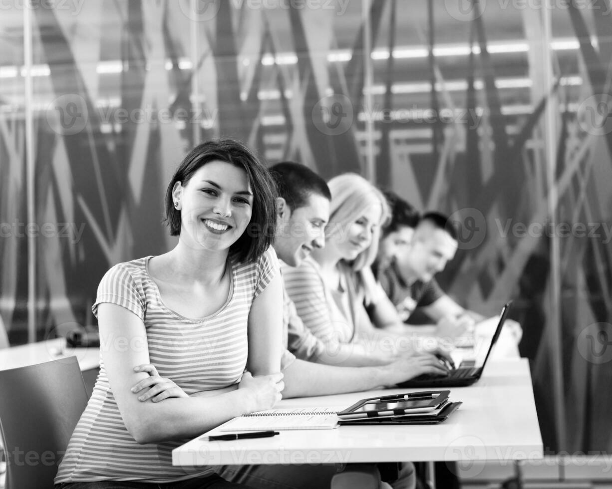 grupo de estudiantes estudian juntos en el aula foto