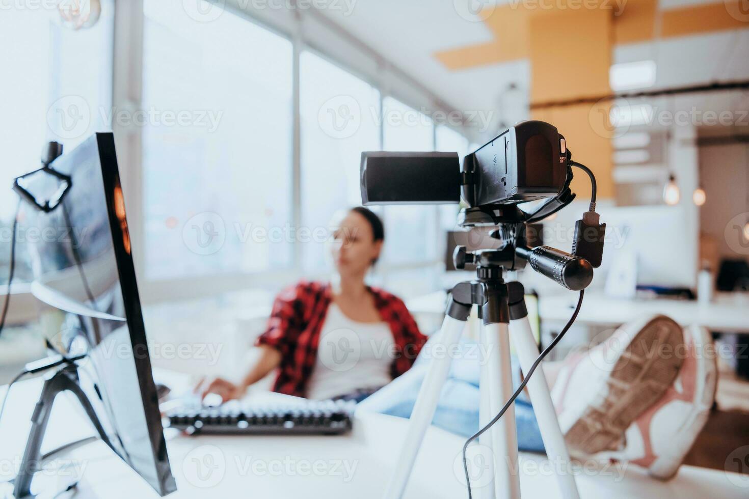 un joven mujer utilizando un cámara a presente su negocio con en línea clientela foto