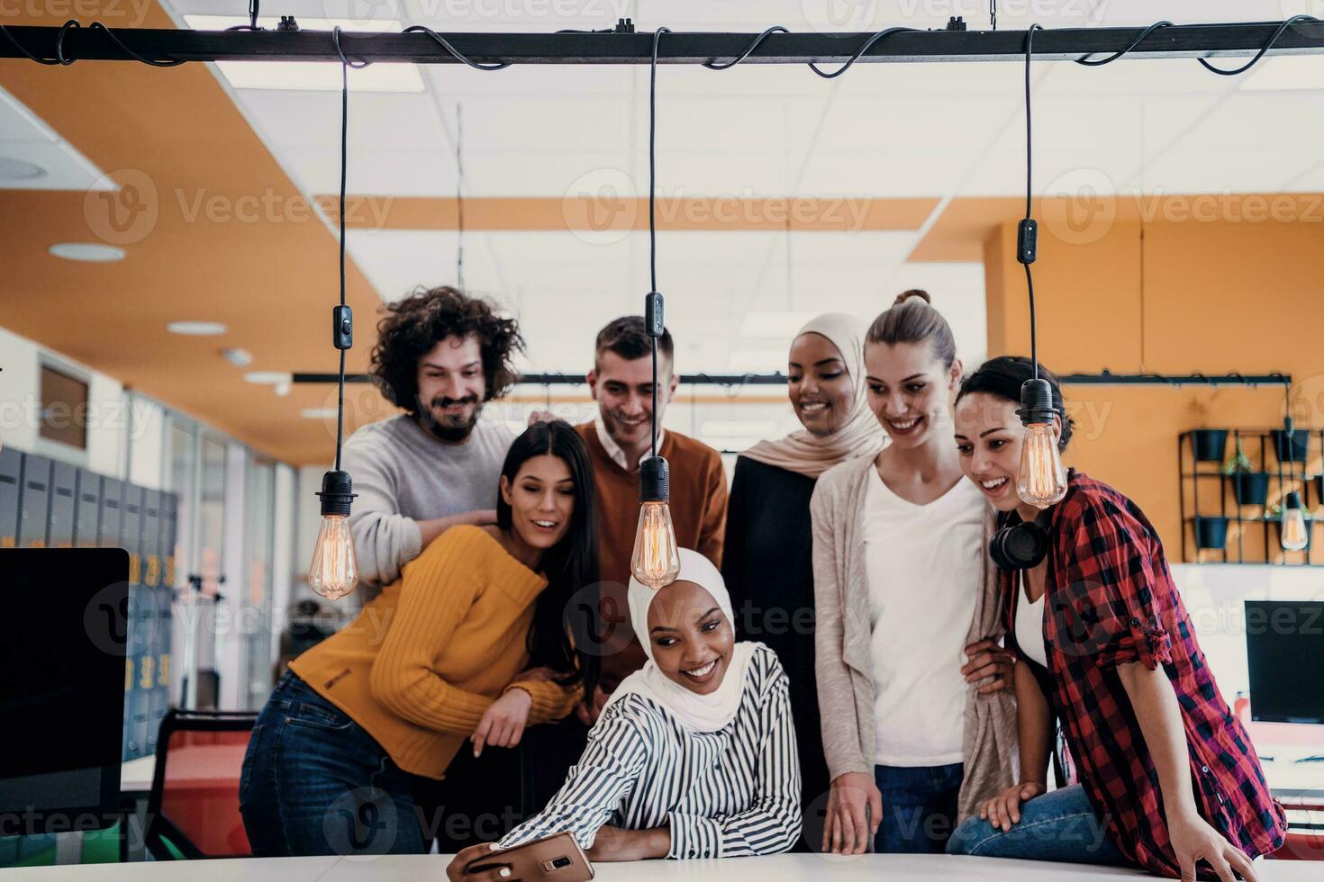 negocio personas equipo grupo tomando selfie foto en móvil teléfono a moderno abierto espacio oficina trabajo colaborativo espacio