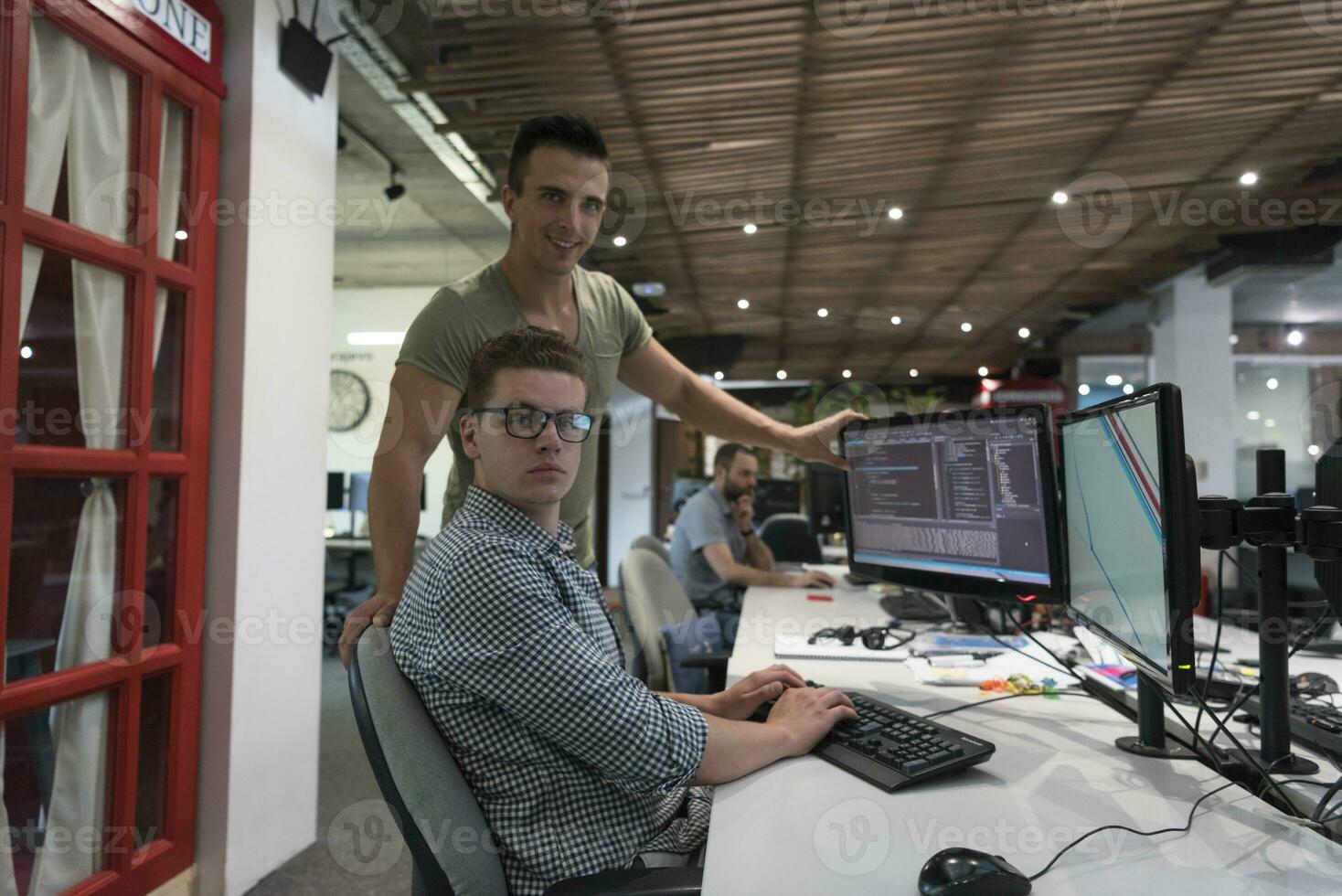 grupo de personas de negocios de inicio trabajando en equipo para encontrar una solución foto