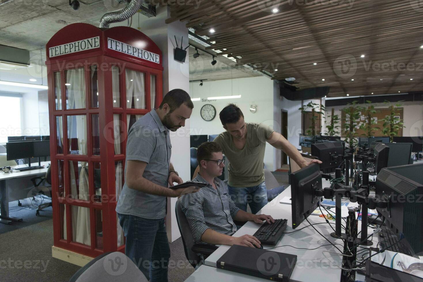 grupo de personas de negocios de inicio trabajando en equipo para encontrar una solución foto