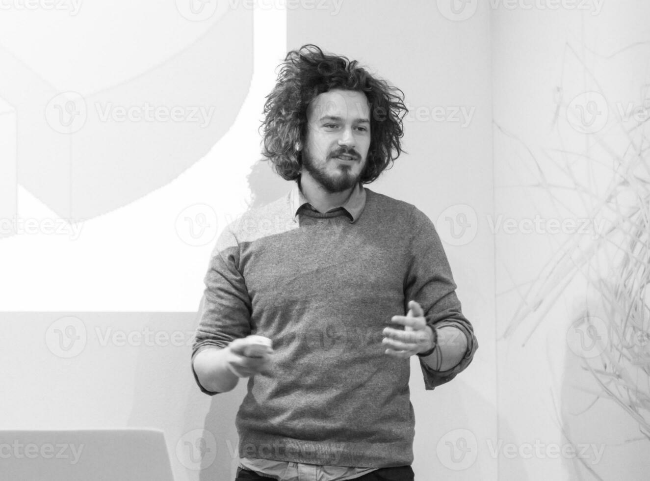 joven profesor en academia salón de clases foto