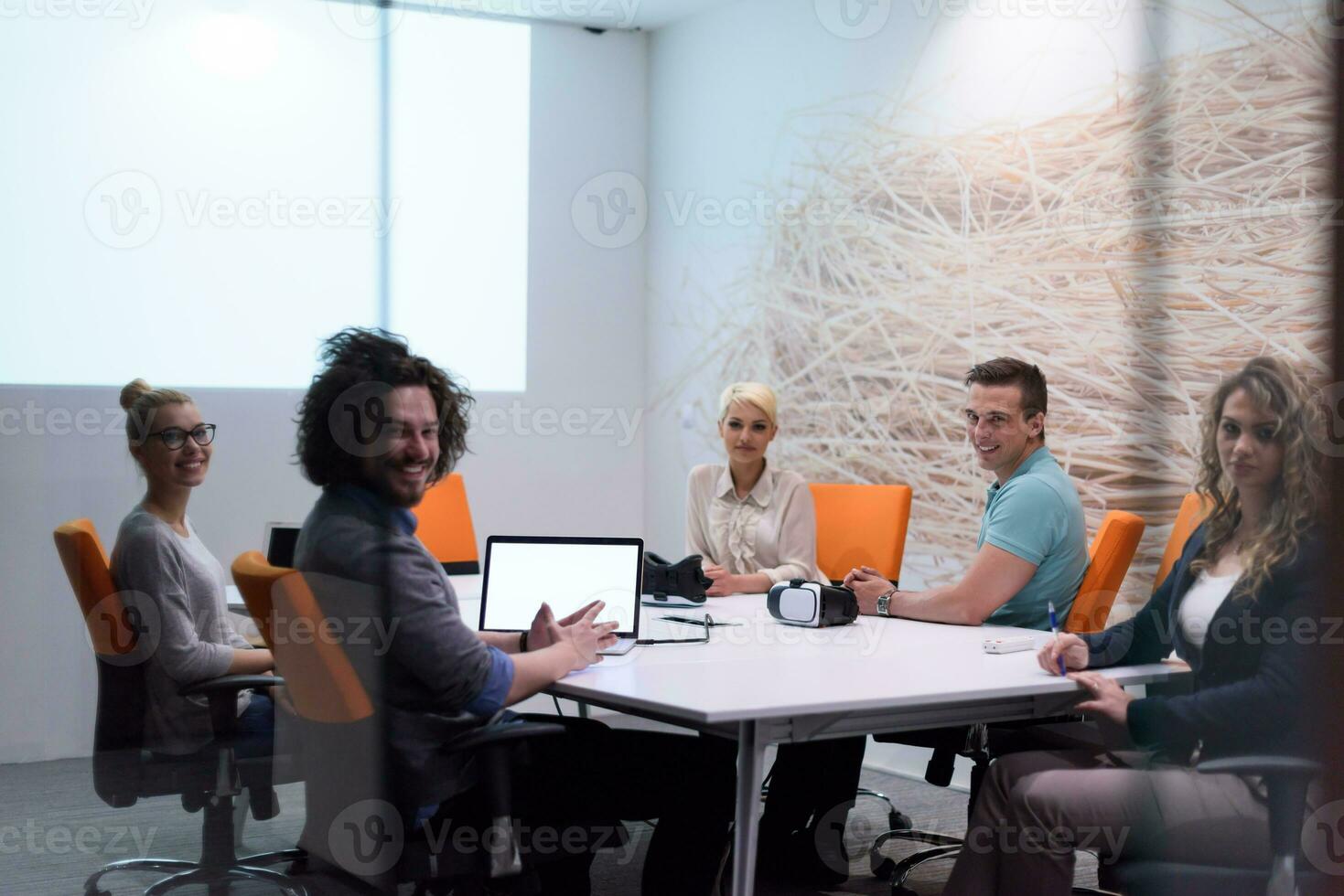 equipo de negocios de inicio en una reunión en el edificio de oficinas de la noche moderna foto