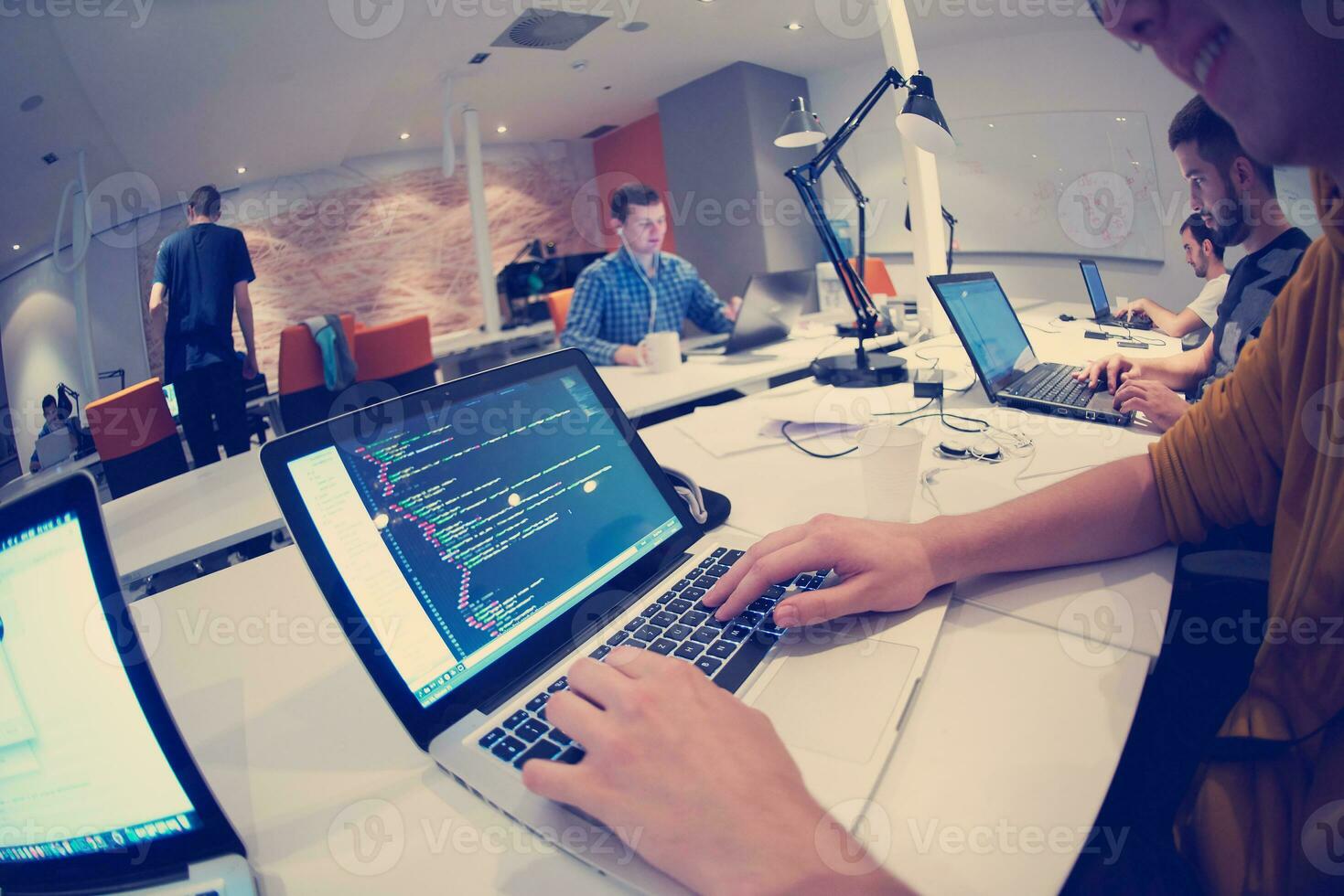 grupo de personas de negocios de inicio en la oficina foto