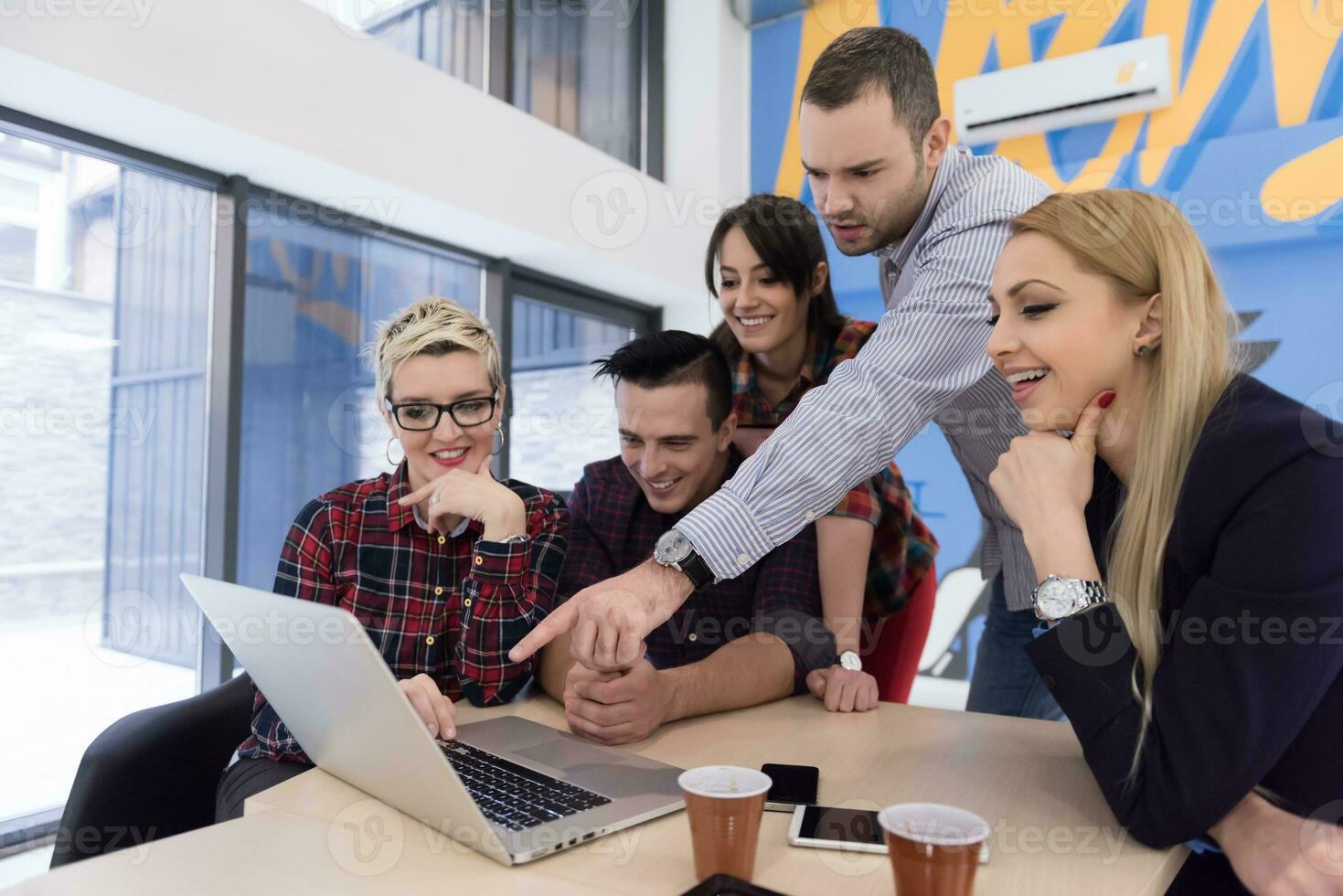 equipo de negocios de inicio en la reunión en la oficina moderna foto