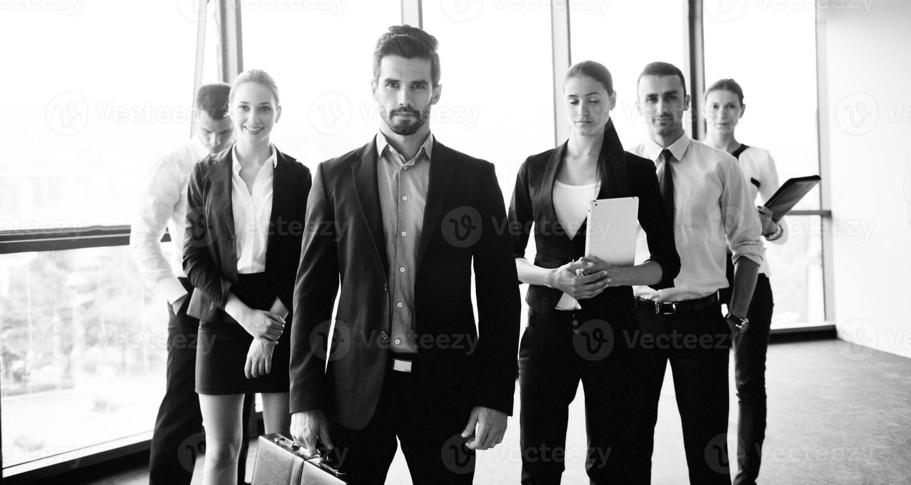 empresarios en una reunión en la oficina foto