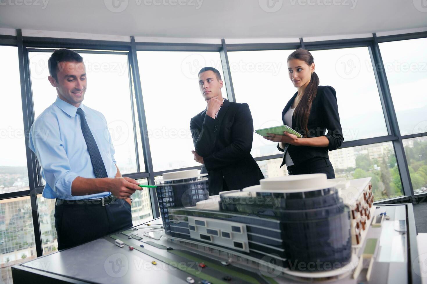 empresarios e ingenieros en reunión foto