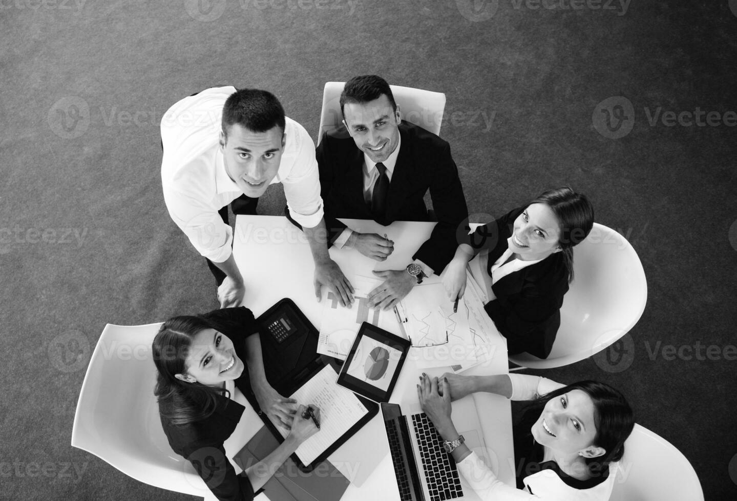 empresarios en una reunión en la oficina foto