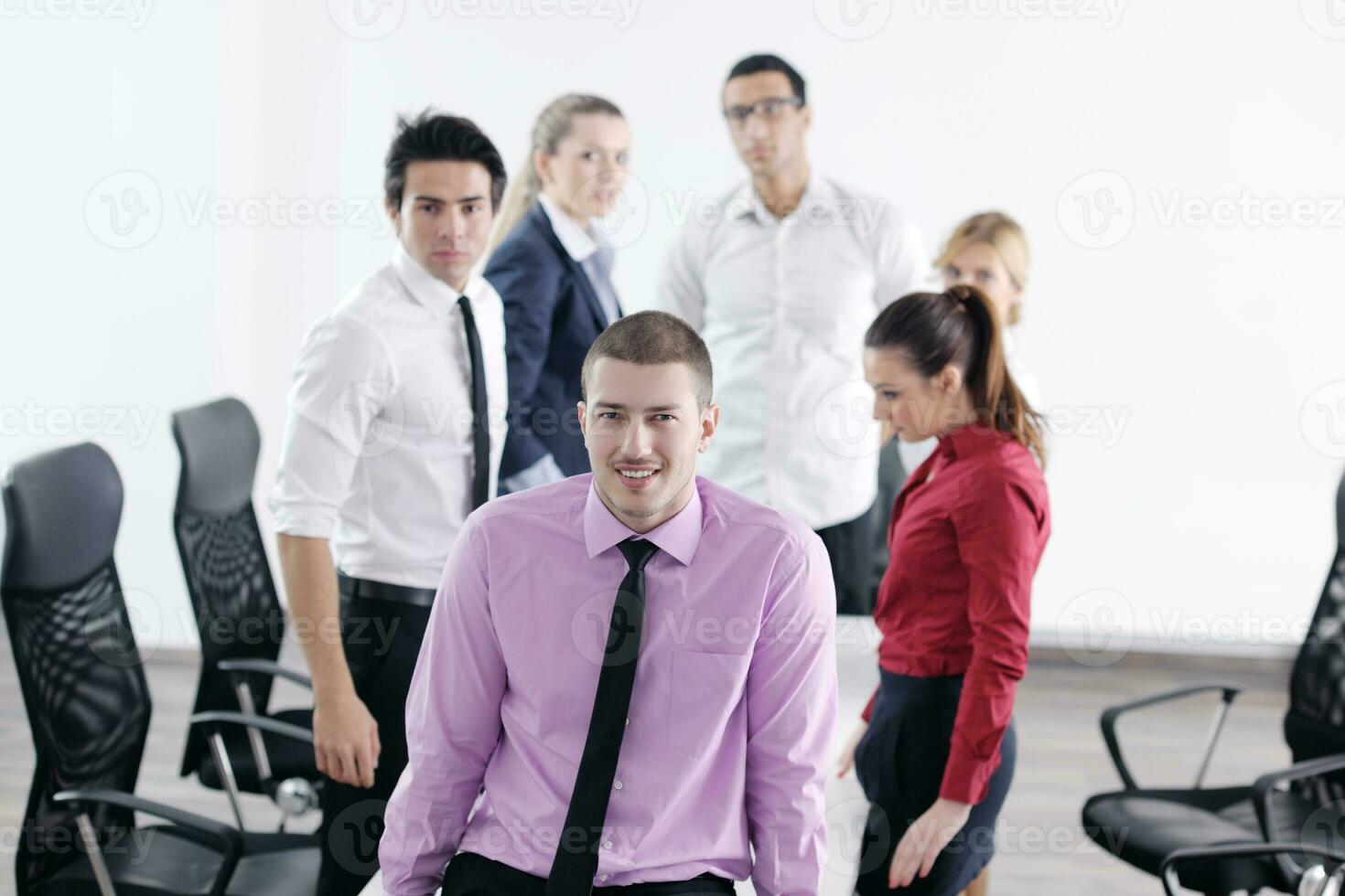 joven hombre de negocios en reunión foto