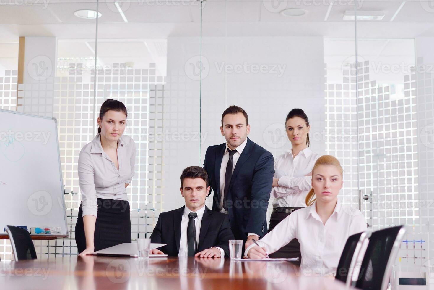 empresarios en una reunión en la oficina foto