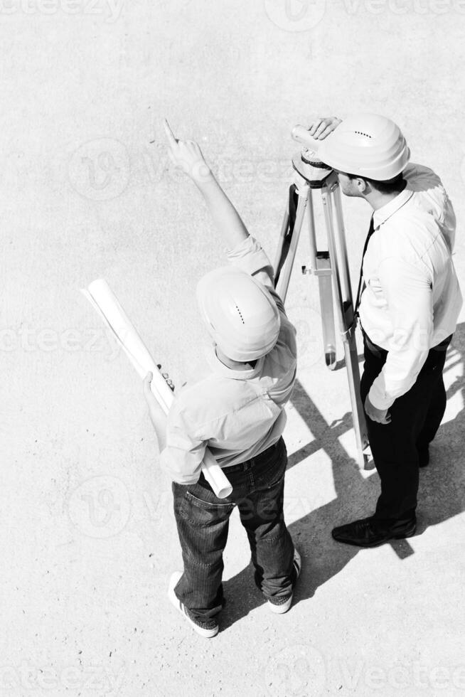 equipo de arquitectos en el sitio de construcción foto