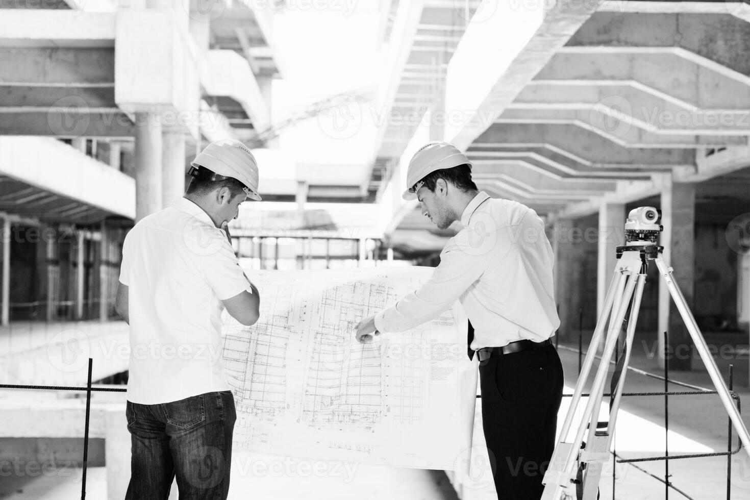 equipo de arquitectos en el sitio de construcción foto