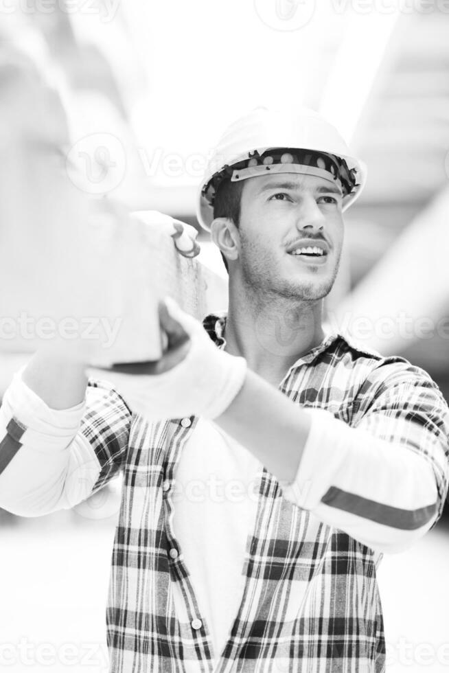 duro trabajador en el sitio de construcción foto