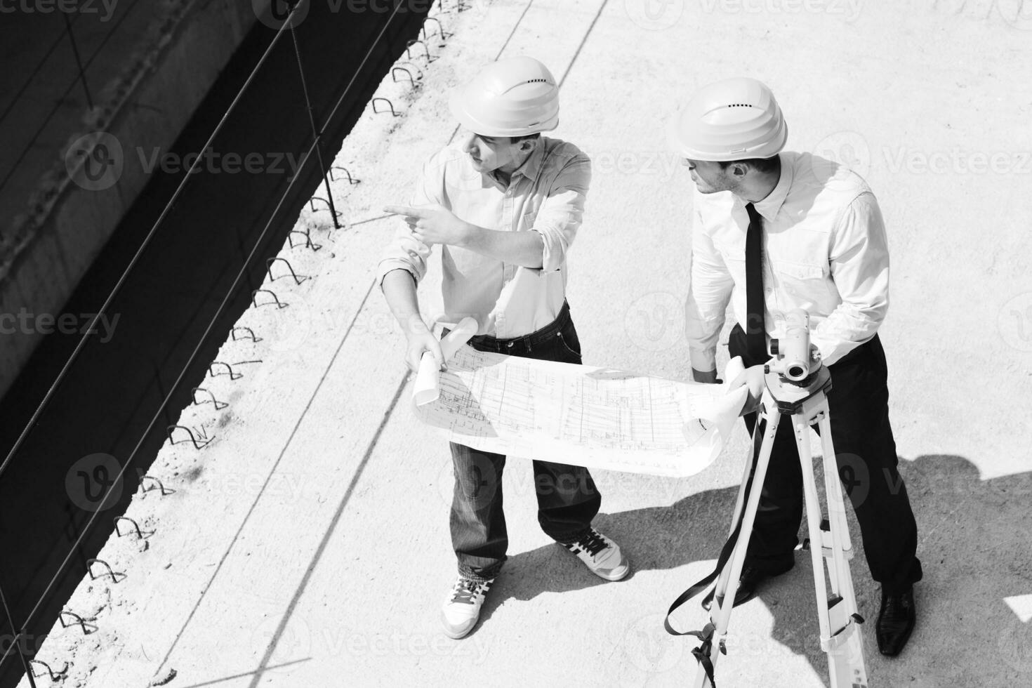 equipo de arquitectos en el sitio de construcción foto