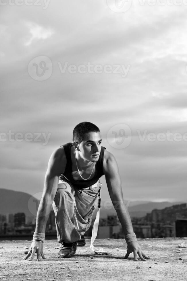 hombre en la posición inicial listo para correr foto