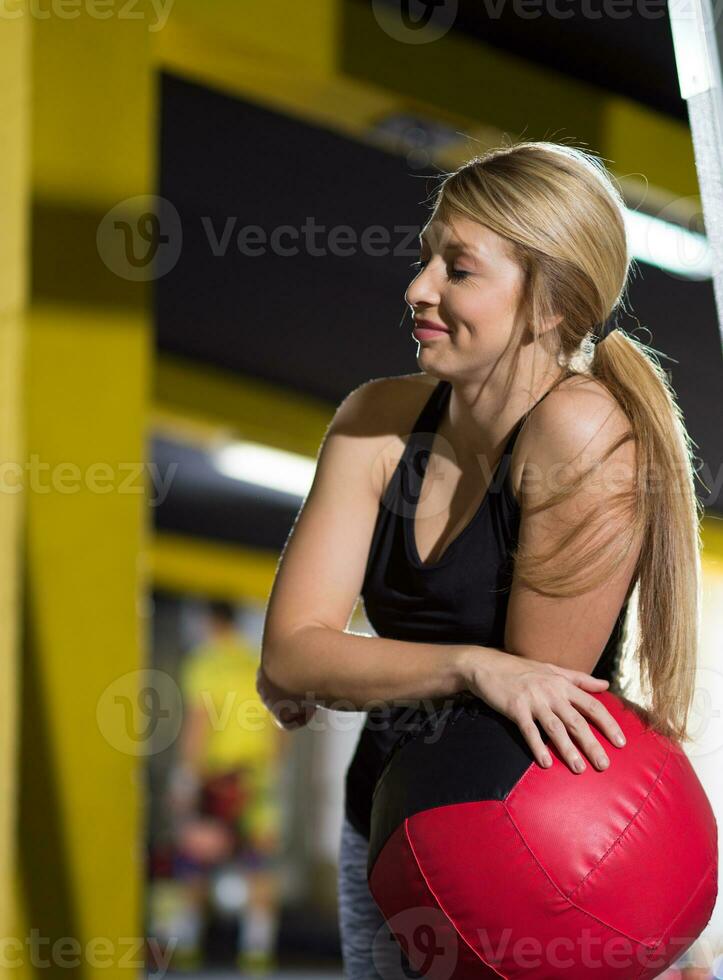 retrato de mujer con rojo crossfit pelota foto