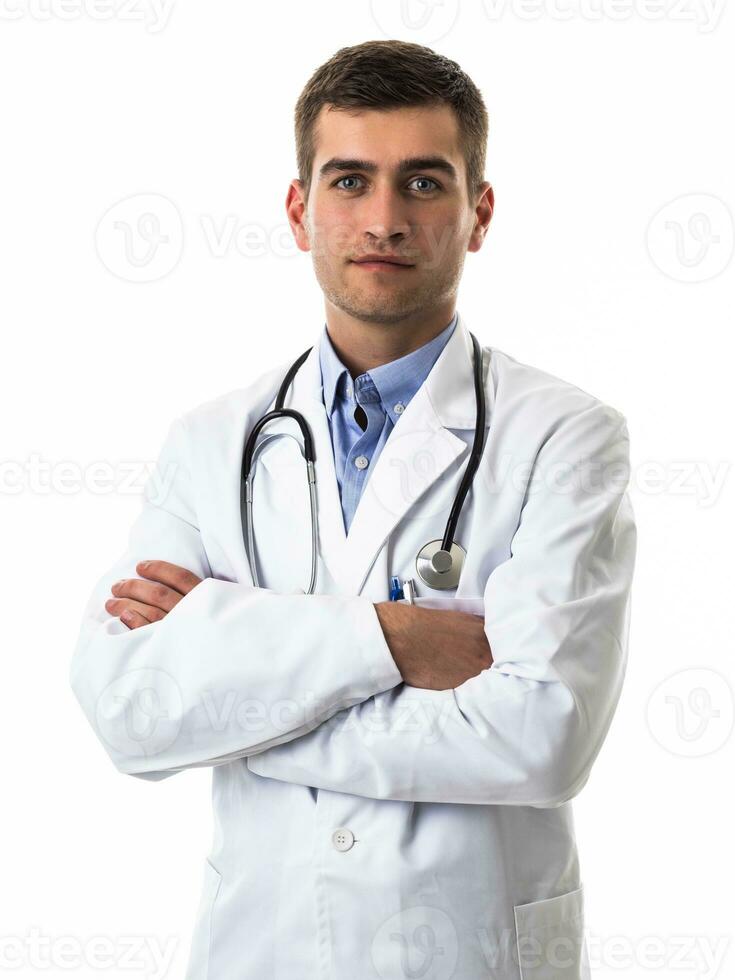 confidente masculino médico en blanco laboratorio Saco y estetoscopio en pie con doblada brazos sonriente a el cámara aislado en blanco foto