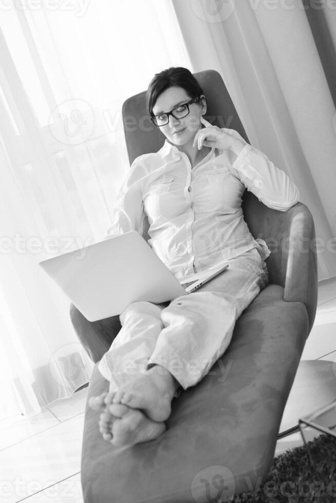 mujer usando una computadora portátil en casa foto
