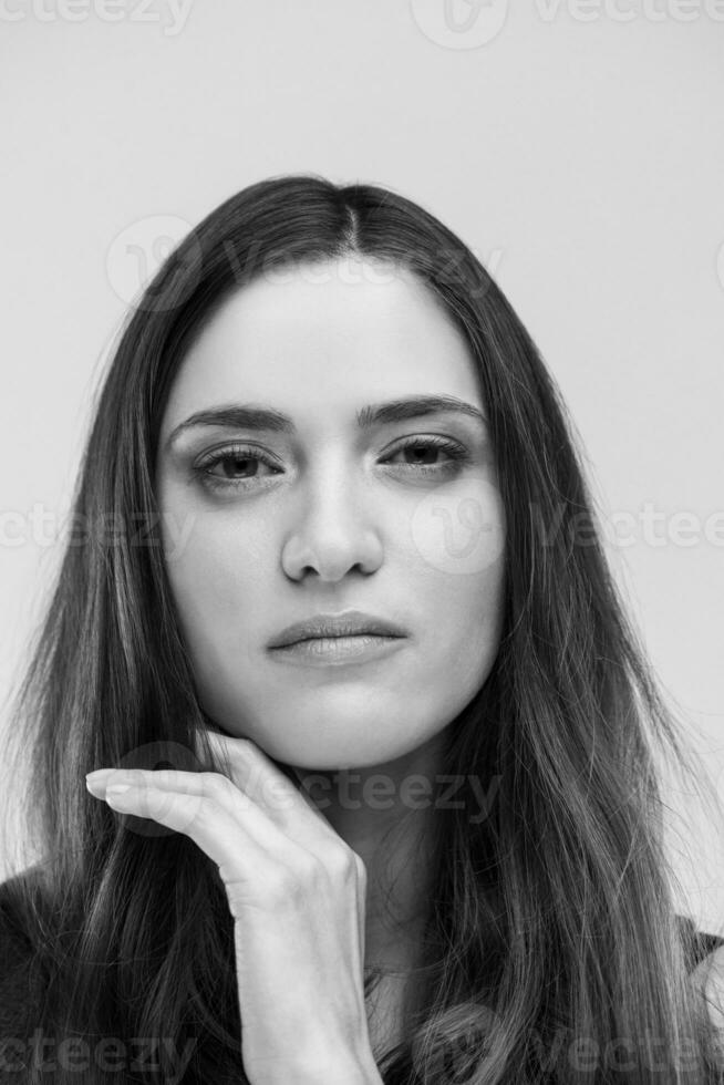 retrato de hermosa joven morena mujer foto