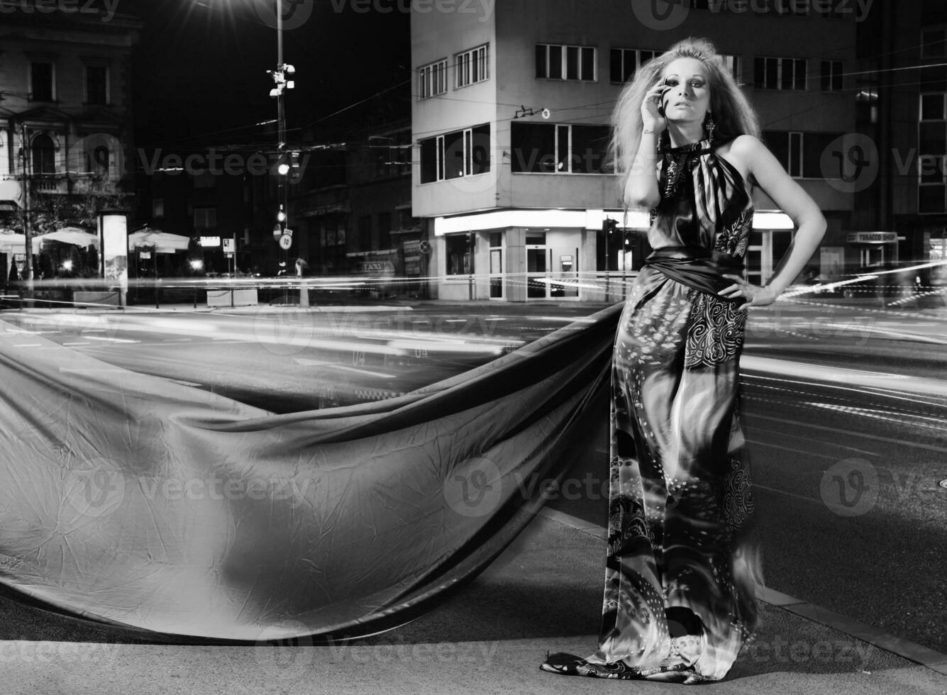 mujer elegante en la calle de la ciudad por la noche foto