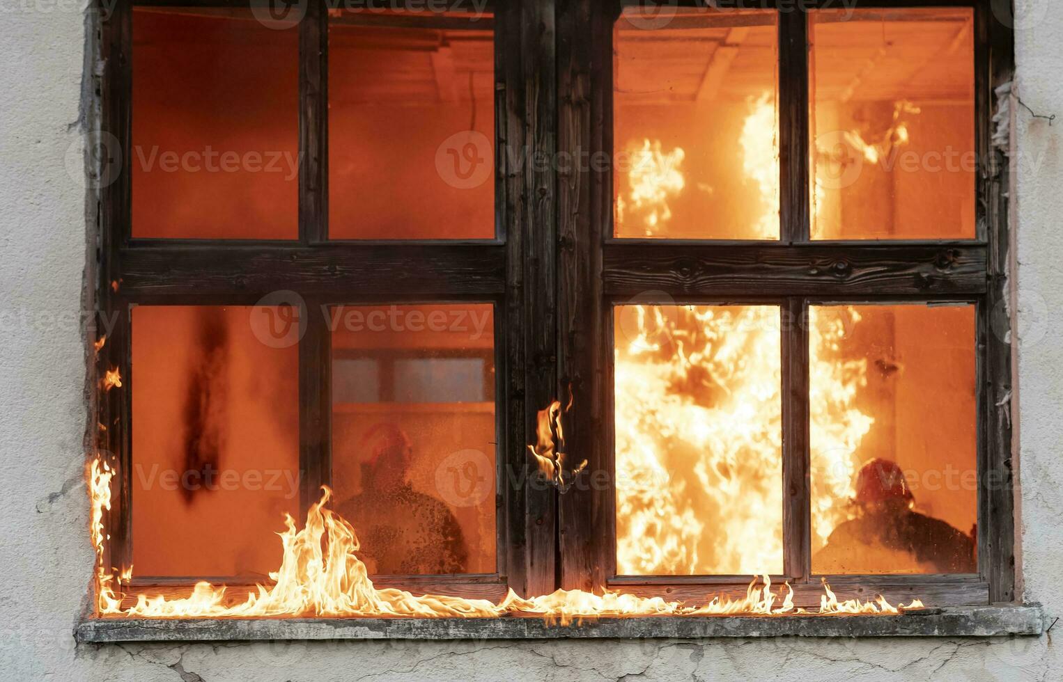 bombero héroe que lleva bebé niña fuera desde ardiente edificio zona desde fuego incidente. rescate personas desde peligroso sitio foto