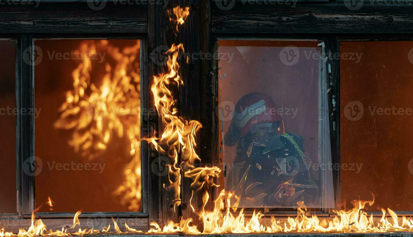 bombero héroe que lleva bebé niña fuera desde ardiente edificio zona desde fuego incidente. rescate personas desde peligroso sitio foto