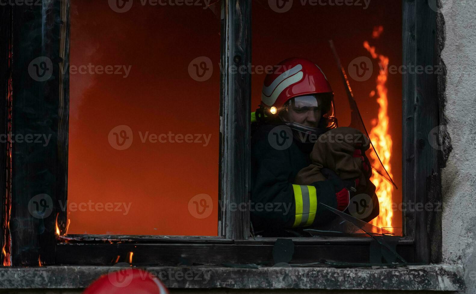 bombero héroe que lleva bebé niña fuera desde ardiente edificio zona desde fuego incidente. rescate personas desde peligroso sitio foto