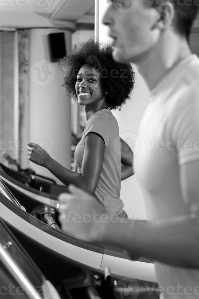 gente ejercitando un cardio en cinta de correr en el gimnasio foto