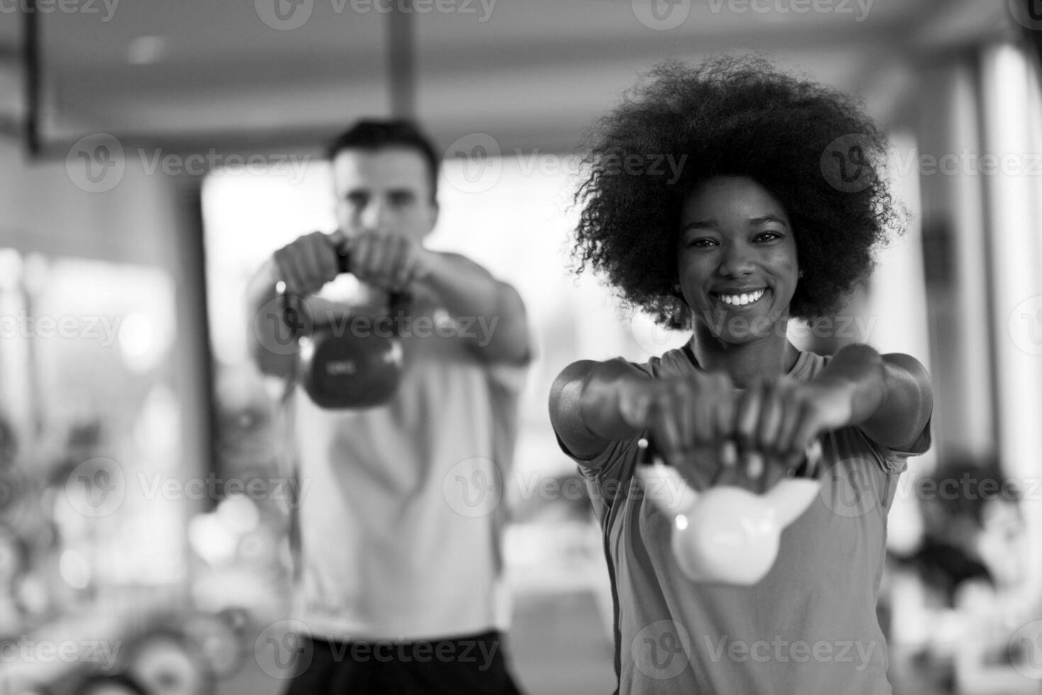 entrenamiento en pareja con pesas en el gimnasio crossfit foto