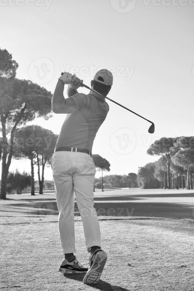 jugador de golf golpeando tiro con club foto