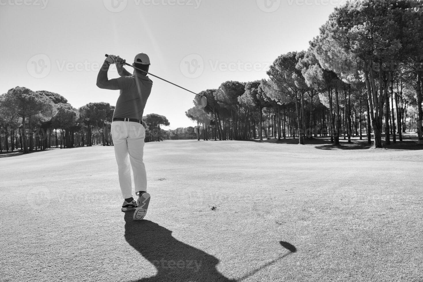 jugador de golf golpeando tiro con club foto