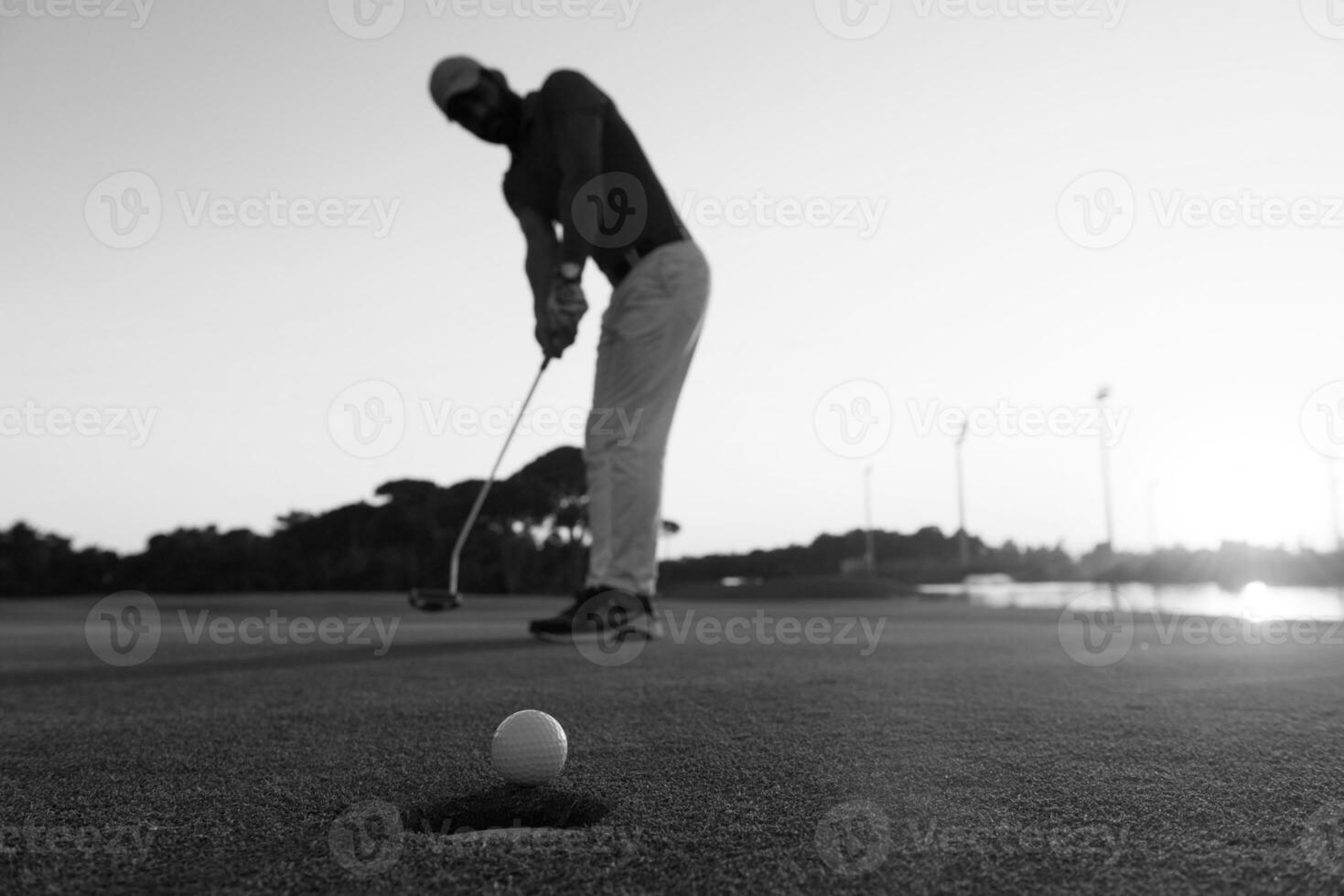 golfista golpeando tiro en campo de golf foto