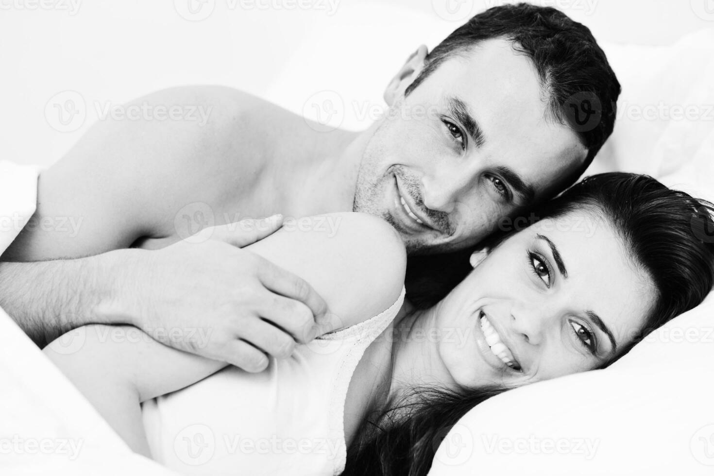 pareja joven tiene buen tiempo en su dormitorio foto