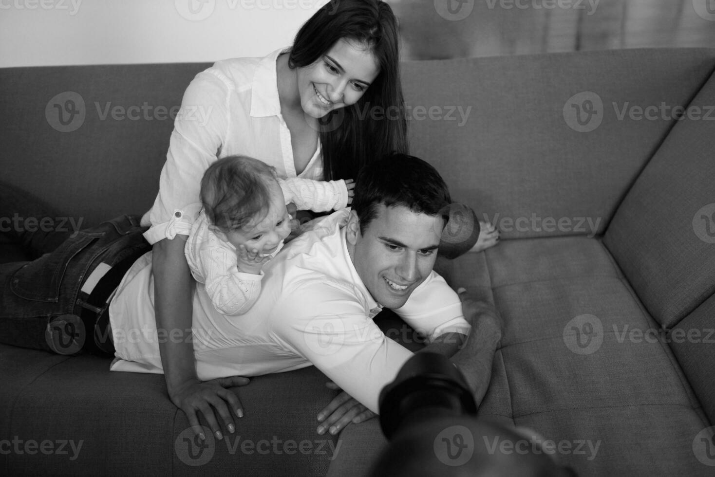 familia joven feliz en casa foto