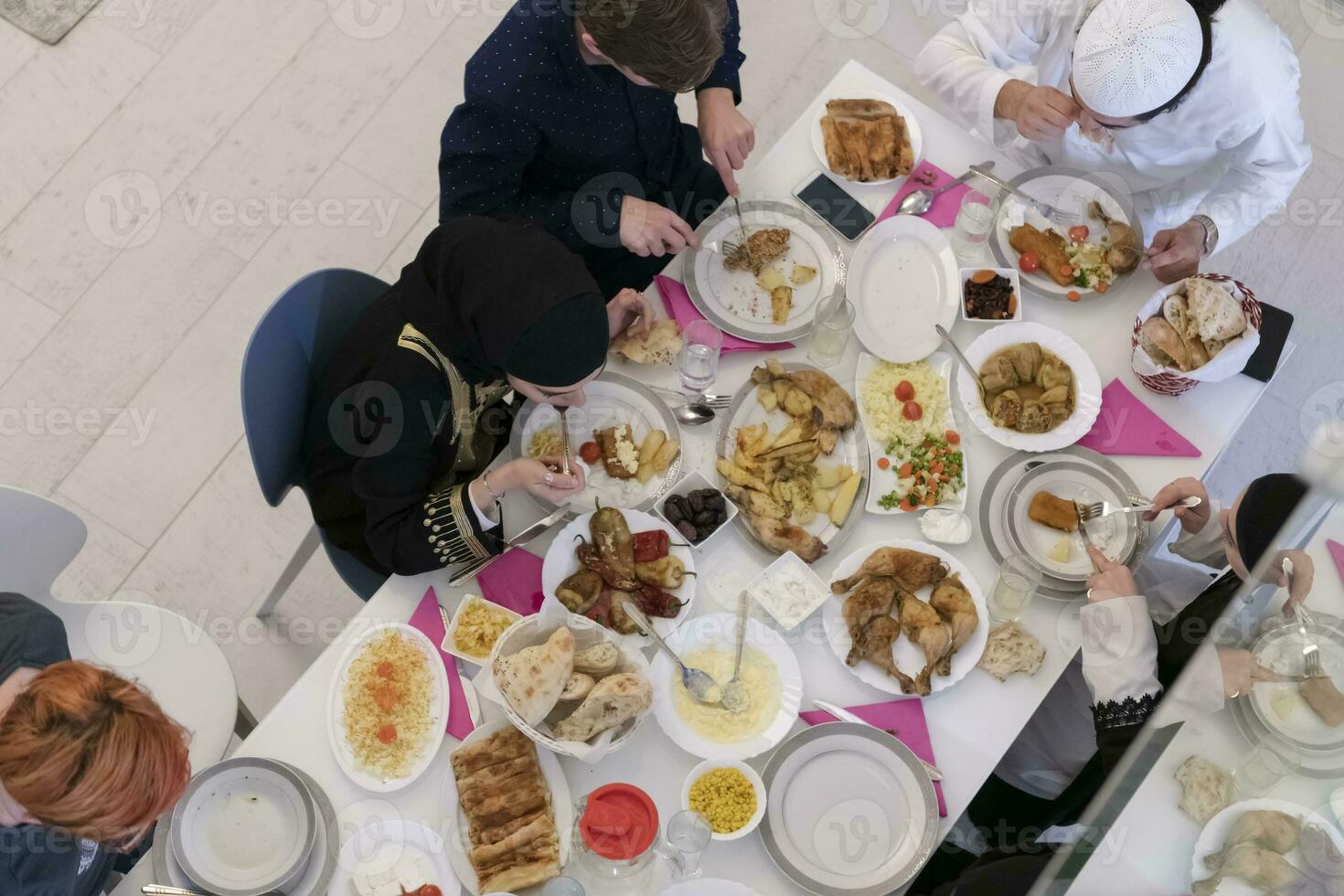 vista superior de la familia musulmana que tiene iftar durante el mes sagrado del ramadán foto