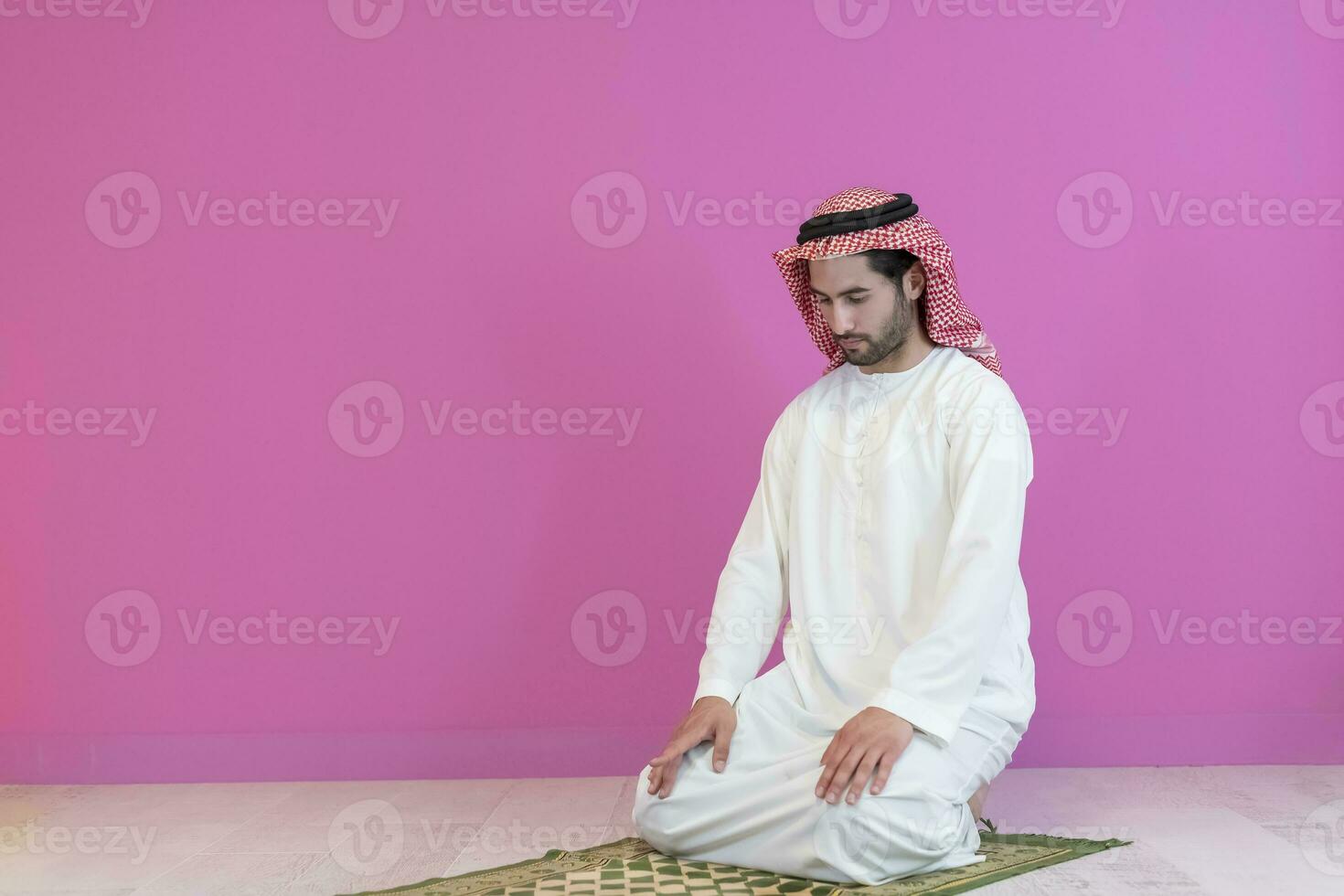 joven musulmán rezando salat durante el ramadán foto